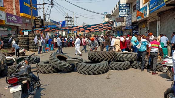 ਵਪਾਰੀਆਂ ਤੇ ਕਿਸਾਨਾਂ ਦਾ ਵਿਵਾਦ : ਇਹ ਚਿੰਗਾੜੀ ਕਿਤੇ ਭਾਂਬੜ ਨਾ ਬਣ ਜਾਵੇ…ਸ਼ਹਿਰ ਤਣਾਅ ਦੇ ਬਾਰੂਦ ਦੀ ਢੇਰੀ ‘ਤੇ…ਪ੍ਰਸ਼ਾਸਨ ਨੀਦ ‘ਚੋਂ ਜਾਗੇ