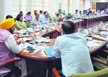 ‘ਕੰਮ ਕਰੋ ਜਾਂ ਕੁਰਸੀ ਛੱਡੋ’… ਭਗਵੰਤ ਮਾਨ ਦੀ ਡਿਪਟੀ ਕਮਿਸ਼ਨਰਾਂ ਨੂੰ ਦੋ ਟੁੱਕ… ਲੋਕ ਸਭਾ ਚੋਣਾਂ ‘ਚ ਹਾਰ ਦਾ ਠੀਕਰਾ ਅਫਸਰਾਂ ਸਿਰ ਭੰਨਿਆ