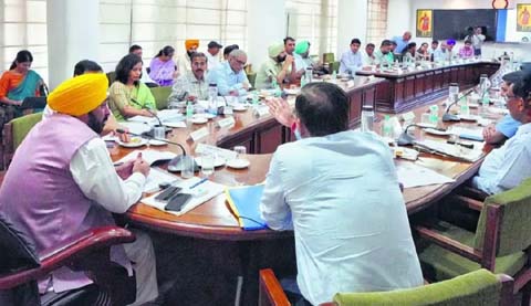 ‘ਕੰਮ ਕਰੋ ਜਾਂ ਕੁਰਸੀ ਛੱਡੋ’… ਭਗਵੰਤ ਮਾਨ ਦੀ ਡਿਪਟੀ ਕਮਿਸ਼ਨਰਾਂ ਨੂੰ ਦੋ ਟੁੱਕ… ਲੋਕ ਸਭਾ ਚੋਣਾਂ ‘ਚ ਹਾਰ ਦਾ ਠੀਕਰਾ ਅਫਸਰਾਂ ਸਿਰ ਭੰਨਿਆ