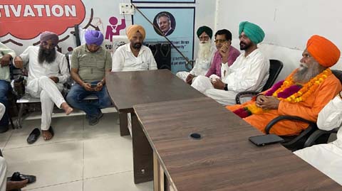 ਮਹੰਤ ਪਿਆਰਾ ਸਿੰਘ ਨੇ ਡੇਰਾ ਬਾਬਾ ਗਾਂਧਾ ਸਿੰਘ ਦੀ ਬੱਸ ਸਟੈਂਡ ਨੇੜੇ ਮਾਰਕੀਟ ਦਾ ਦੌਰਾ ਕੀਤਾ…ਦੁਕਾਨਦਾਰਾਂ ਨੇ ਕੀਤਾ ਸਵਾਗਤ