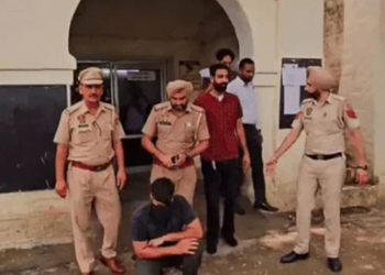 ਦੋਵੇਂ ਹੱਥਾਂ ‘ਚ ਦੋ ਪਿਸਤੌਲ ਫੜ ਕੇ ਰੀਲ ਬਣਾਉਣ ਵਾਲੇ ਨੌਜਵਾਨ ਨੂੰ ਪੁਲਿਸ ਨੇ ਕੀਤਾ ਗ੍ਰਿਫ਼ਤਾਰ