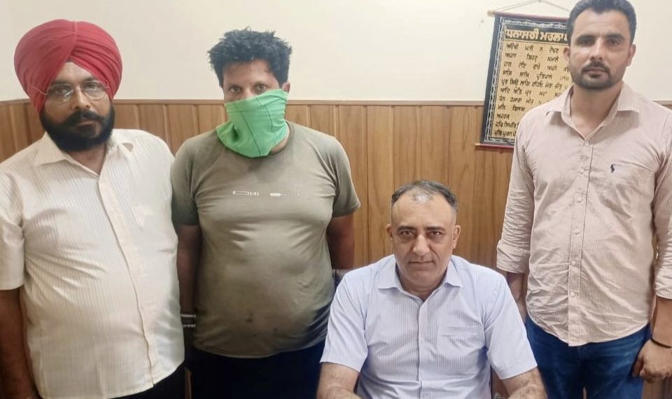 ਟੋਆ ਕਿਸੇ ਹੋਰ ਲਈ ਪੁੱਟਿਆ ਸੀ…ਵਿੱਚ ਆਪ ਡਿੱਗ ਪਿਆ, ਡੇਢ ਲੱਖ ਦੀ ਰਿਸ਼ਵਤ ਲੈਂਦਾ ਰੰਗੇ ਹੱਥੀ ਚੁੱਕ ਲਿਆ ਵਿਜੀਲੈਂਸ ਨੇ…!