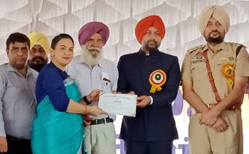 ਸੁਤੰਤਰਤਾ ਦਿਵਸ ਸਮਾਗਮ ‌: ਮਹਿਲ ਕਲਾਂ ਵਿਖੇ ਪਰੇਡ ਕਮਾਂਡਰ ਦਾ ਸਨਮਾਨ ਕਰਨਾ ਹੀ ਭੁੱਲ ਗਿਆ ਪ੍ਰਸ਼ਾਸਨ…ਸਨਮਾਨਿਤ ਸ਼ਖਸ਼ੀਅਤਾਂ ਦੀ ਸੂਚੀ ਵੀ ਬਣੀ ਚਰਚਾ ਦਾ ਵਿਸ਼ਾ