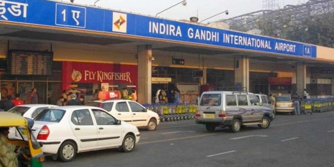 …ਦਿੱਲੀ ਦੇ ਹਵਾਈ ਅੱਡੇ ‘ਤੇ ਵਿਦੇਸ਼ੀ ਔਰਤ ਨੇ ਪਿਆਰੀ ਜਿਹੀ ਮੁਸਕਰਾਹਟ ਦਿੱਤੀ ਤਾਂ…ਅਫ਼ਸਰ ਨੇ ਕੋਲ ਬੁਲਾ ਲਿਆ,ਫਿਰ ਪੜ੍ਹੋ ਕੀ ਹੋਇਆ