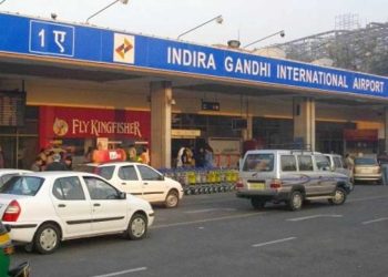 …ਦਿੱਲੀ ਦੇ ਹਵਾਈ ਅੱਡੇ ‘ਤੇ ਵਿਦੇਸ਼ੀ ਔਰਤ ਨੇ ਪਿਆਰੀ ਜਿਹੀ ਮੁਸਕਰਾਹਟ ਦਿੱਤੀ ਤਾਂ…ਅਫ਼ਸਰ ਨੇ ਕੋਲ ਬੁਲਾ ਲਿਆ,ਫਿਰ ਪੜ੍ਹੋ ਕੀ ਹੋਇਆ