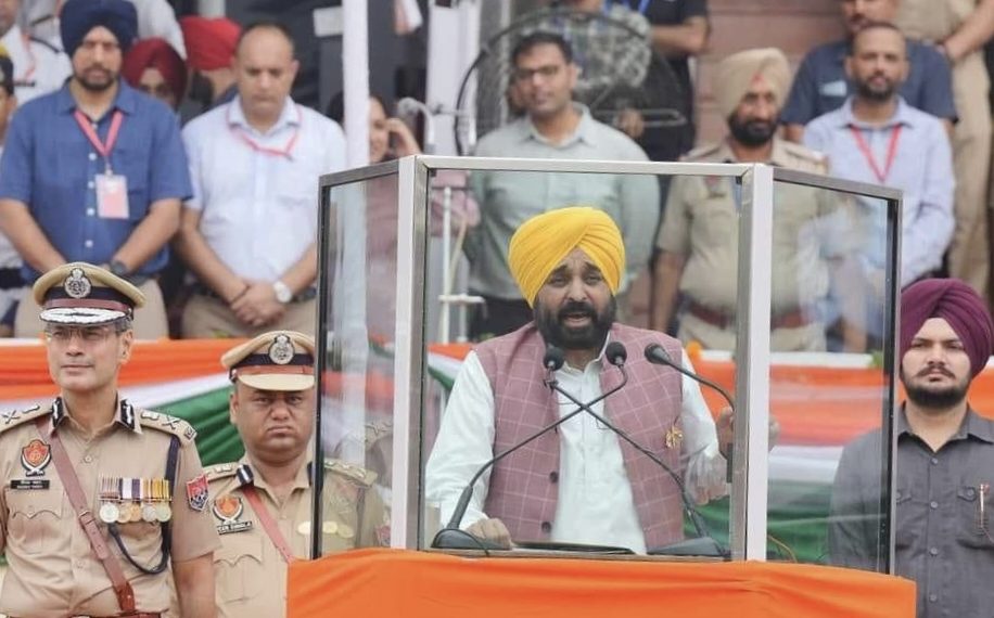 …ਜੇਕਰ ਸਭ ਕੁਝ ਠੀਕ ਠਾਕ ਹੈ ਤਾਂ ਫਿਰ ਬੁਲੇਟ ਪਰੂਫ਼ ਬਾਕਸ ਕਿਉਂ…ਵਿਰੋਧੀਆਂ ਦਾ ਭਗਵੰਤ ਮਾਨ ‘ਤੇ ਨਿਸ਼ਾਨਾ….!