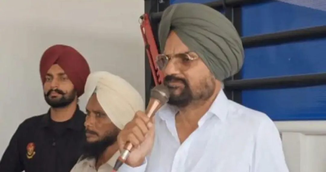 ਸਿੱਧੂ ਮੂਸੇਵਾਲਾ ਦੇ ਪਿਤਾ ਦੇ ਗੰਨਮੈਨਾਂ ਦੀ ਹੋ ਗਈ ਆਪਸੀ ਲੜਾਈ…ਇੱਕ ਸਖ਼ਤ ਜ਼ਖਮੀ