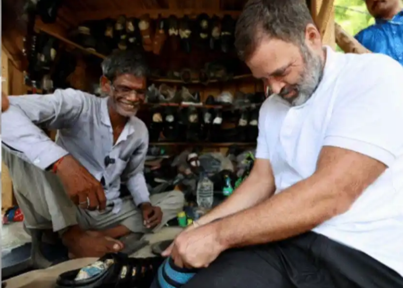 ਰਾਹੁਲ ਗਾਂਧੀ ਨੇ ਥੋੜਾ ਜਿਹਾ ਹੱਥ ਲਾਇਆ ਤਾਂ ਮਿੱਟੀ ਸੋਨਾ ਬਣ ਗਈ.. ਮੋਚੀ ਨੂੰ ਜੁੱਤੀ ਦਾ ਮਿਲ ਰਿਹਾ 10 ਲੱਖ ਰੁਪਏ….!