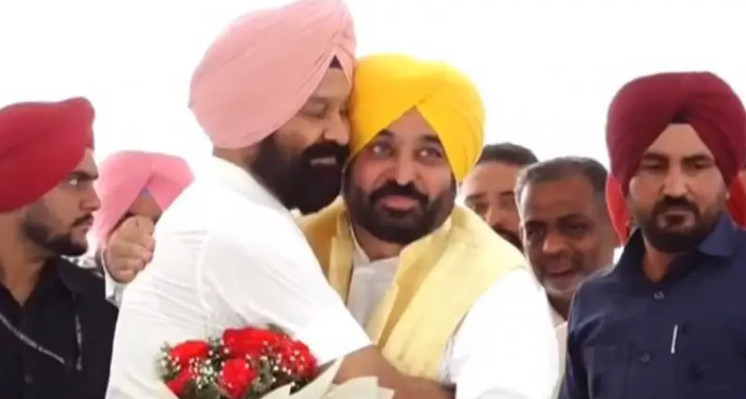 ਪੈ ਗਈ ਜੱਫ਼ੀ ਭਗਵੰਤ ਮਾਨ ਤੇ ਡਿੰਪੀ ਢਿੱਲੋਂ ਦੀ…CM ਨੇ ਪਹਿਲੇ ਦਿਨ ਹੀ ਡਿੰਪੀ ਨੂੰ ਦਿੱਤਾ 28 ਕਰੋੜ