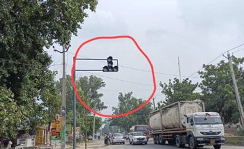 ਬਰਨਾਲਾ ਦੇ ਸੇਖਾ ਚੌਂਕ ਦੀਆਂ ਟ੍ਰੈਫਿਕ ਲਾਈਟਾਂ ਨੇ ਇਸ਼ਾਰੇ ਸ਼ੁਰੂ ਨਹੀਂ ਕੀਤੇ…ਤੇ ਲੀਡਰ ਪਹਿਲਾਂ ਹੀ ਮਿਹਣੋ ਮਿਹਣੀ ਹੋਈ ਜਾਂਦੇ ਨੇ….!