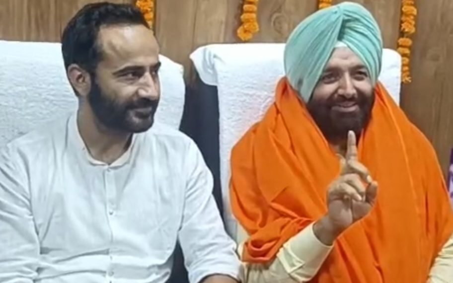 ਕੁਰਸੀ ‘ਤੇ ਬੈਠਦੇ ਹੀ ਪ੍ਰਧਾਨ ਸਾਬ੍ਹ ਨੇ ਕਿਹਾ…ਮੈਨੂੰ ਬਹੁਤ ਖੁਸ਼ੀ ਆਂ, ਮੈਨੂੰ ਤਾਂ ਸਮਝ ਨਹੀਂ ਲੱਗਦੀ ਮੈਂ ਕੀ ਕਹਾਂ…!