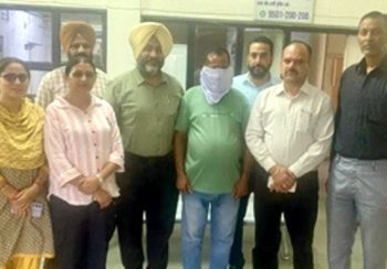 ਵਿਜੀਲੈਂਸ ਨੇ ਰੰਗੇ ਹੱਥੀਂ ਚੁੱਕ ਲਏ ਦੋ ਪੱਤਰਕਾਰ…ਨਕਸ਼ਾ ਪਾਸ ਕਰਵਾਉਣ ਬਦਲੇ ਦੁਕਾਨਦਾਰ ਤੋਂ ਲੈ ਰਹੇ ਸੀ ਰਿਸ਼ਵਤ