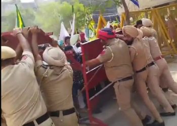 MP ਮੀਤ ਹੇਅਰ ਦੀ ਕੋਠੀ ਦੇ ਬਾਹਰ ਆਦਰਸ਼ ਸਕੂਲਾਂ ਦੇ ਅਧਿਆਪਕਾਂ ਨਾਲ ਪੁਲਿਸ ਦੀ ਧੱਕਾਮੁੱਕੀ…ਕੁਝ ਅਧਿਆਪਕ ਜ਼ਖਮੀ ਵੀ ਹੋਏ