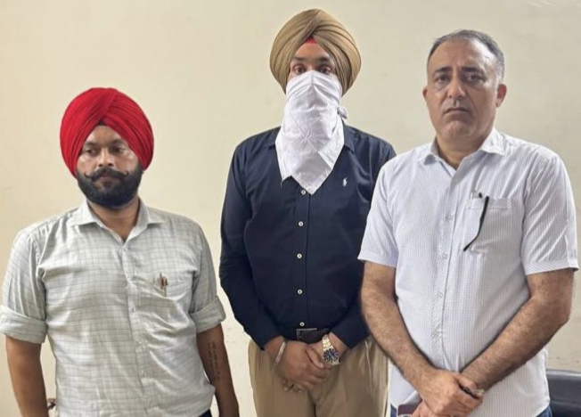 ਬਰਨਾਲੇ ਵਿਜੀਲੈਂਸ ਨੇ ਫਾਇਰ ਅਫਸਰ ਨੂੰ 40000 ਦੀ ਰਿਸ਼ਵਤ ਲੈਂਦੇ ਰੰਗੇ ਹੱਥੀ ਦਬੋਚਿਆ