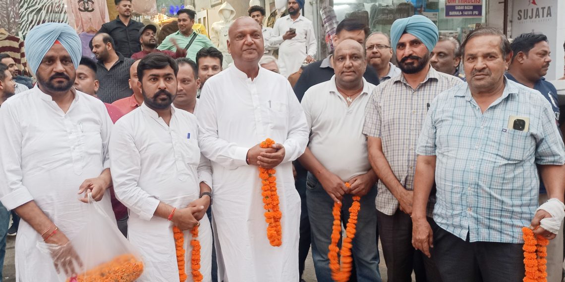 ਧੀਰਜ ਤੇ ਨੀਰਜ ਦੀ ਦਲਬਦਲੀ ‘ਤੇ ਵੱਖ ਵੱਖ ਟਿੱਪਣੀਆਂ…ਸਿਆਸੀ ਹਵਾ ਦੇ ਬੁੱਲ੍ਹੇ ਨਾਲ ਡਿੱਗਿਆ ਡੂੰਘੀਆਂ ਜੜਾਂ ਵਾਲਾ ਦਰੱਖਤ