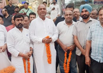 ਧੀਰਜ ਤੇ ਨੀਰਜ ਦੀ ਦਲਬਦਲੀ ‘ਤੇ ਵੱਖ ਵੱਖ ਟਿੱਪਣੀਆਂ…ਸਿਆਸੀ ਹਵਾ ਦੇ ਬੁੱਲ੍ਹੇ ਨਾਲ ਡਿੱਗਿਆ ਡੂੰਘੀਆਂ ਜੜਾਂ ਵਾਲਾ ਦਰੱਖਤ