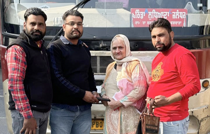 ਇਮਾਨਦਾਰੀ ਦੀ ਮਿਸਾਲ…ਡਿੱਗਿਆ ਹੋਇਆ ਮੋਬਾਇਲ ਫੋਨ ਕੀਤਾ ਵਾਪਸ