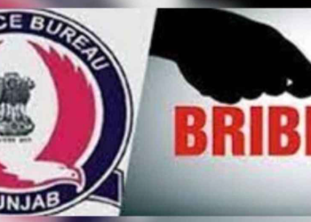 ਪੰਜਾਬ ਦੇ ਇੱਕ PCS ਅਧਿਕਾਰੀ ਅਤੇ ਉਸ ਦੀ ਕੰਪਿਊਟਰ ਓਪਰੇਟਰ ਦੇ ਖ਼ਿਲਾਫ਼ ਰਿਸ਼ਵਤ ਦਾ ਮਾਮਲਾ ਦਰਜ…ਓਪਰੇਟਰ ਗ੍ਰਿਫਤਾਰ PCS ਫਰਾਰ