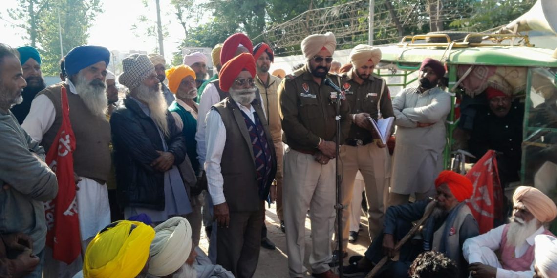 ਸ਼ਿੰਦਰ ਸਿੰਘ ਕਲਾਲਮਾਜਰਾ ਦੇ ਕਤਲ ਦੇ ਦੋਸ਼ੀਆਂ ਦੀ ਗ੍ਰਿਫਤਾਰੀ ਲਈ ਸੈਂਕੜੇ ਮਜ਼ਦੂਰਾਂ ਨੇ ਥਾਣੇ ਅੱਗੇ ਦਿੱਤਾ ਧਰਨਾ