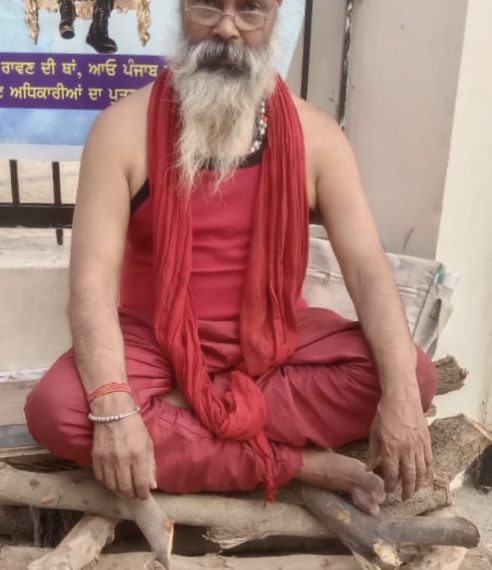 CMO ਦਫਤਰ ਅੱਗੇ ਲੱਕੜਾਂ ਦੀ ਚਿਖਾ ‘ਤੇ ਬੈਠ ਕੇ ਪ੍ਰਦਰਸ਼ਨ ਕਰ ਰਹੇ ਸਿਹਤ ਵਿਭਾਗ ਦੇ ਸਾਬਕਾ ਮੁਲਾਜ਼ਮ ਦਾ ਡੀਸੀ ਨੇ ਲਿਆ ਨੋਟਿਸ… ਅਧਿਕਾਰੀਆਂ ਨੂੰ ਦਿੱਤੇ ਸੁਣਵਾਈ ਦੇ ਹੁਕਮ