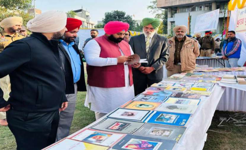 ਜਦੋ ਟੈਂਟ ਖੋਲ੍ਹ ਦਿੱਤਾ…ਕੁਰਸੀਆਂ ਚੱਕ ਦਿੱਤੀਆਂ…ਭਾਸ਼ਾ ਵਿਭਾਗ ਦੇ ਸਮਾਗਮ ਦੀ ਸਮਾਪਤੀ ਤੋਂ ਬਾਅਦ ਪੁੱਜੇ ਮੁੱਖ ਮਹਿਮਾਨ ਕੈਬਨਿਟ ਮੰਤਰੀ