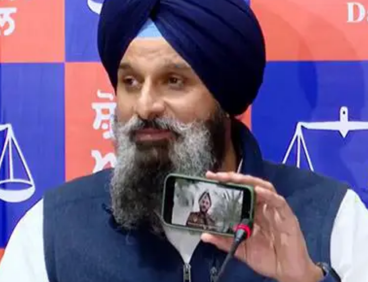 ਸੁਖਬੀਰ ਬਾਦਲ ‘ਤੇ ਹਮਲੇ ਤੋਂ ਪਹਿਲਾਂ ਚੌੜਾ ਅਤੇ ਇੱਕ ਐਸਪੀ ਦੀ ਮੁਲਾਕਾਤ ‘ਤੇ ਮਜੀਠੀਆ ਨੇ ਚੁੱਕੇ ਸਵਾਲ