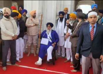 ਸੁਖਬੀਰ ਬਾਦਲ ਨੇ ਸੇਵਾਦਾਰਾਂ ਵਾਲਾ ਪਹਿਰਾਵਾ ਪਾ ਕੇ, ਹੱਥ ‘ਚ ਬਰਛਾ ਫੜ ਅਤੇ ਗਲ ‘ਚ ਤਖ਼ਤੀ ਪਾ ਕੇ ਕੀਤੀ ਸੇਵਾ ਸ਼ੁਰੂ…!