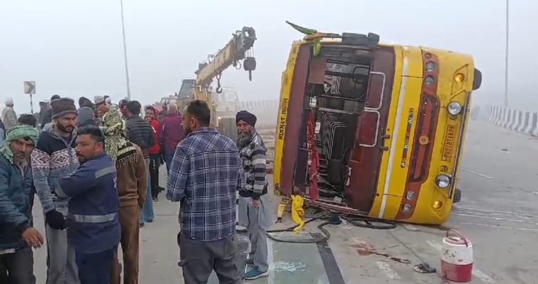 ਬਰਨਾਲਾ ਵਿਖੇ ਕਿਸਾਨਾਂ ਨਾਲ ਭਰੀ ਬੱਸ ਪਲਟੀ…ਤਿੰਨ ਕਿਸਾਨਾਂ ਦੀ ਮੌਤ ਤੇ 35 ਤੋਂ ਵਧੇਰੇ ਸਖ਼ਤ ਜ਼ਖਮੀ