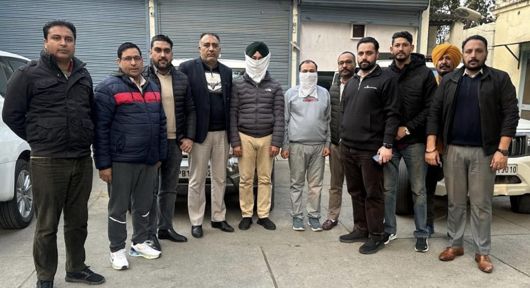 ਇੱਕ ਲੱਖ ਰੁਪਏ ਲੈ ਲਿਆ…ਨਕਸ਼ਾ ਫੇਰ ਵੀ ਪਾਸ ਨਹੀਂ ਕੀਤਾ…50 ਹਜ਼ਾਰ ਹੋਰ ਮੰਗ ਲਏ ਤੇ ਫਿਰ ਵਿਜੀਲੈਂਸ ਨੇ ਦੋ ਜਣੇ ਚੁੱਕ ਲਏ ਟ੍ਰੈਪ ਲਗਾ ਕੇ…!