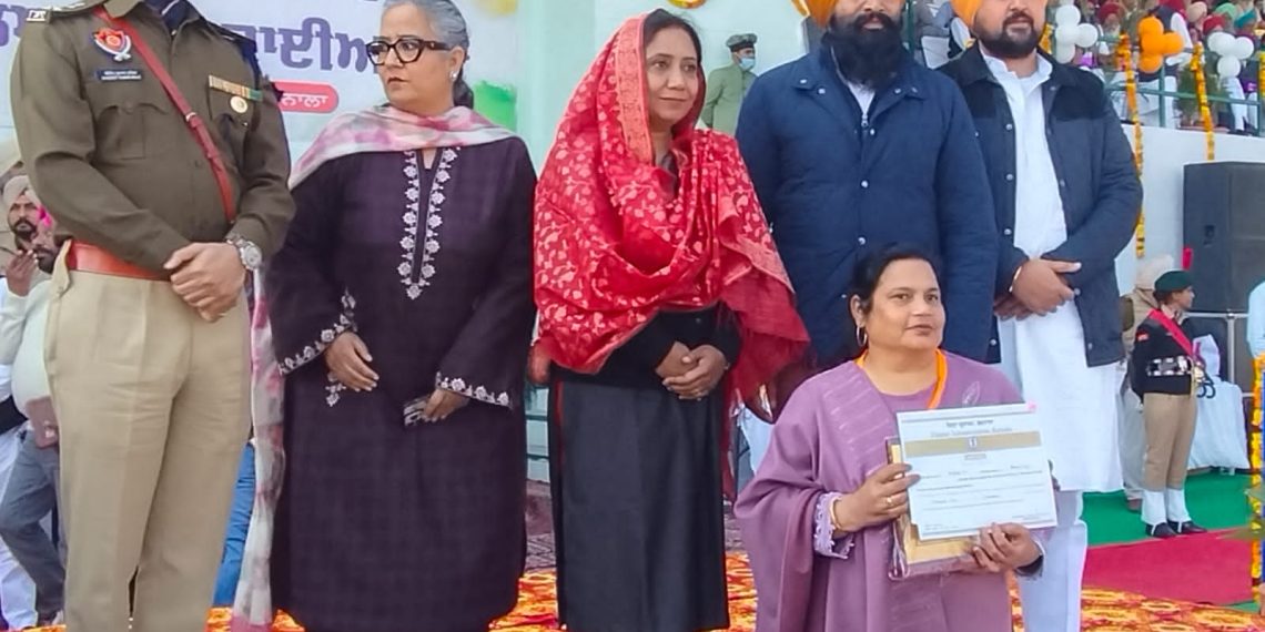 ਸੀਨੀਅਰ ਸੈਕੰਡਰੀ ਸਕੂਲ ਕੋਟਦੁੱਨਾ ਦੀ ਕੰਪਿਊਟਰ ਅਧਿਆਪਕ ਕਿਰਨਜੀਤ ਕੌਰ ਦਾ ਗਣਤੰਤਰ ਦਿਵਸ ਮੌਕੇ ਵਿਸ਼ੇਸ਼ ਸਨਮਾਨ