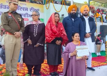 ਸੀਨੀਅਰ ਸੈਕੰਡਰੀ ਸਕੂਲ ਕੋਟਦੁੱਨਾ ਦੀ ਕੰਪਿਊਟਰ ਅਧਿਆਪਕ ਕਿਰਨਜੀਤ ਕੌਰ ਦਾ ਗਣਤੰਤਰ ਦਿਵਸ ਮੌਕੇ ਵਿਸ਼ੇਸ਼ ਸਨਮਾਨ