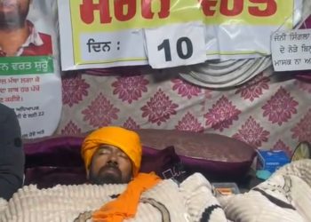 ਮੁੱਖ ਮੰਤਰੀ ਦੇ ਸ਼ਹਿਰ ‘ਚ ਮਰਨ ਵਰਤ ‘ਤੇ ਬੈਠੇ ਕੰਪਿਊਟਰ ਅਧਿਆਪਕ ਨੂੰ ਪੁਲਿਸ ਨੇ ਜ਼ਬਰਦਸਤੀ ਚੁੱਕਿਆ