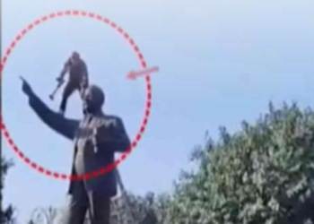 ਘਿਨਾਉਣੀ ਵਾਰਦਾਤ…ਡਾਕਟਰ ਅੰਬੇਡਕਰ ਦੀ ਮੂਰਤੀ ‘ਤੇ ਪੌੜੀ ਲਗਾ ਕੇ ਚੜਿਆ…ਹਥੌੜੇ ਨਾਲ ਭੰਨਣ ਦੀ ਕੀਤੀ ਕੋਸ਼ਿਸ਼