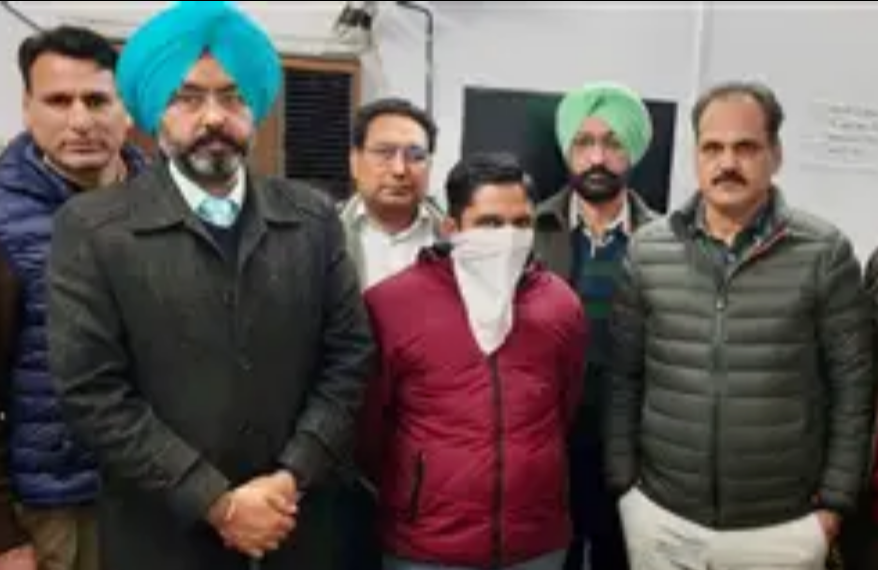 ਤਹਿਸੀਲਦਾਰ ਦੇ ਨਾਮ ‘ਤੇ ਰਿਸ਼ਵਤ ਲੈਣ ਵਾਲਾ ਵਸੀਕਾ ਨਵੀਸ ਵਿਜੀਲੈਂਸ ਨੇ ਦਬੋਚਿਆ