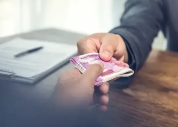 ਸਾਬਕਾ ਸਰਪੰਚਣੀ ਦੇ ਪਤੀ ਨੇ ਵਿਜੀਲੈਂਸ ਦੇ ਜਾਲ ‘ਚ ਫਸਾ ਦਿੱਤਾ ਪੰਚਾਇਤ ਸੈਕਟਰੀ…20 ਹਜ਼ਾਰ ਦੀ ਰਿਸਵਤ ਸਮੇਤ ਰੰਗੇਂ ਹੱਥੀਂ ਕਾਬੂ