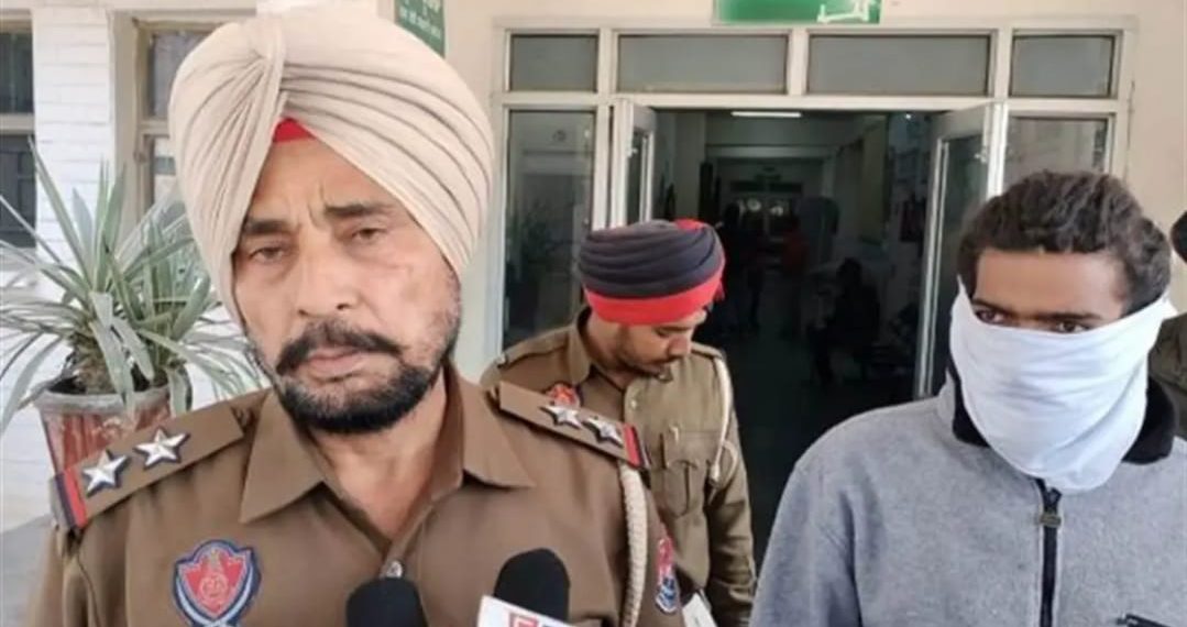 ਬਲਾਤਕਾਰ ਦੇ ਦੋਸ਼ੀਆਂ ਨੂੰ ਫੜਨ ਗਈ ਬਰਨਾਲਾ ਪੁਲਿਸ ਟੀਮ ‘ਤੇ ਇੱਟਾਂ,ਪੱਥਰਾਂ ਨਾਲ ਹਮਲਾ…ਵਰਦੀ ਪਾੜੀ….20 ਜਣਿਆਂ ਦੇ ਖ਼ਿਲਾਫ਼ ਮਾਮਲਾ ਦਰਜ