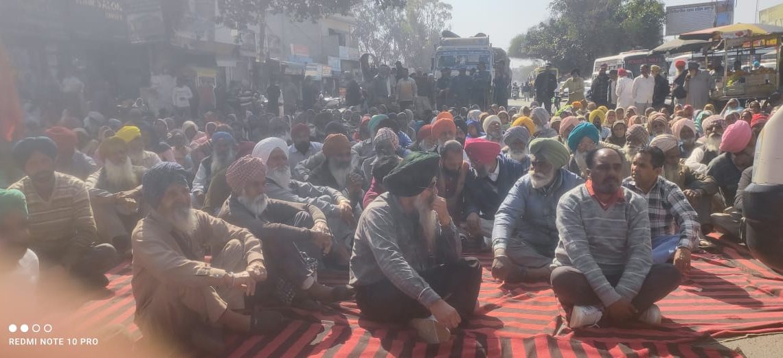 ਮਹਿਲ ਕਲਾਂ ‘ਚ ਮਨਰੇਗਾ ਮਜ਼ਦੂਰਾਂ ਨੇ ਰੋਡ ਜਾਮ ਕਰਕੇ ਕੀਤਾ ਸਰਕਾਰ ਦਾ ਪਿੱਟ ਸਿਆਪਾ…ਕੰਮ ਦੇਣ ਦੇ ਮਾਮਲੇ ‘ਚ ਪੱਖਪਾਤ ਦੇ ਲਾਏ ਦੋਸ਼