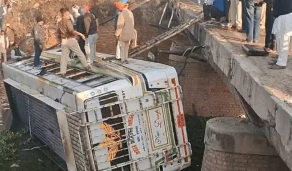 ਪੁਲ ਤੋਂ ਡਰੇਨ ‘ਚ ਡਿੱਗੀ ਬੱਸ…5 ਸਵਾਰੀਆਂ ਦੀ ਮੌਤ ਤੇ ਕਈ ਜ਼ਖ਼ਮੀ