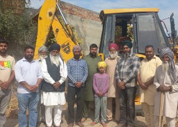 ਮਹਿਲ ਖੁਰਦ ਦੀ ਪੰਚਾਇਤ ਨੇ ਪਿੰਡ ਦੀ ਫਿਰਨੀ ਉੱਪਰ ਨਜਾਇਜ਼ ਕਬਜਿਆਂ ਨੂੰ ਲੈ ਕੇ ਚਲਾਇਆ ਪੀਲਾ ਪੰਜਾ