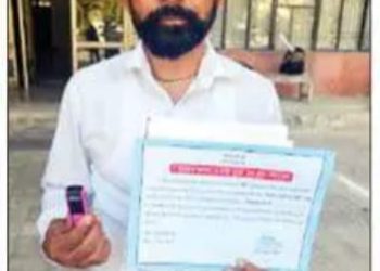 …ਆਹ ਚੱਕ ਮੁੰਦੀਆਂ ਆਹ ਚੱਕ ਛੱਲੇ…ਕੌਂਸਲਰ ਡੀਸੀ ਨੂੰ ਆਪਣਾ ਜੇਤੂ ਸਰਟੀਫਿਕੇਟ ਅਤੇ ਮੋਹਰ ਮੋੜਨ ਗਿਆ