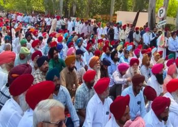 ਕਰਨਲ ਬਾਠ ਦੀ ਪਤਨੀ ਨੇ ਸਾਬਕਾ ਫੌਜੀਆਂ ਨੂੰ ਨਾਲ ਲੈ ਕੇ ਘੇਰਿਆ ਡੀਸੀ ਦਫ਼ਤਰ