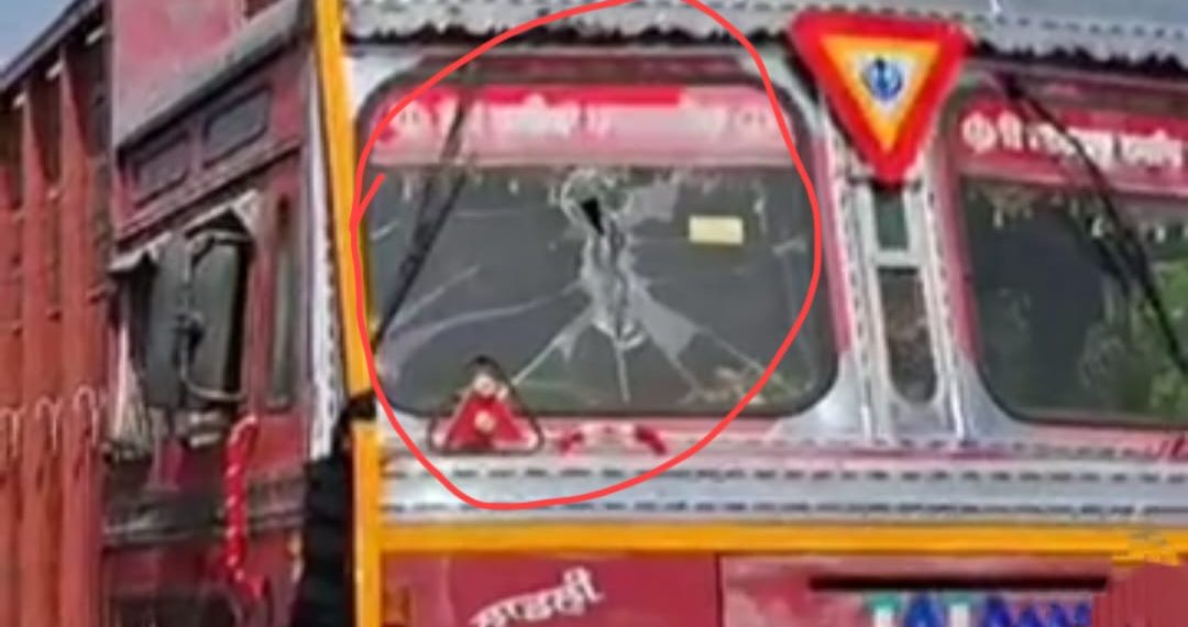 ਬਰਨਾਲਾ ਦੇ ਕਸਬਾ ਭਦੌੜ ‘ਚ ਕੀਤੀ ਕਈ ਟਰੱਕਾਂ ਦੀ ਭੰਨਤੋੜ…ਗੁਦਾਮ ਚੋਂ ਮਾਲ ਚੱਕਣ ਦਾ ਰੇੜਕਾ