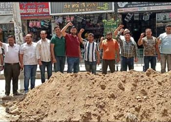 ਪੁੱਟਤਾ ਸਾਰਾ ਸਦਰ ਬਾਜ਼ਾਰ…ਸੀਵਰੇਜ ਪਾਉਣ ਦੇ ਕੰਮ ਦੀ ਮੱਠੀ ਰਫ਼ਤਾਰ,ਪ੍ਰਭਾਵਿਤ ਹੋ ਰਿਹਾ ਕਾਰੋਬਾਰ…ਕੁਝ ਤਾਂ ਗੌਰ ਕਰੋ ਸਰਕਾਰ