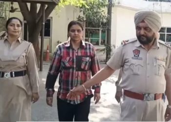 ਪੁਲਿਸ ਨੇ ਫੜੀ ਇੱਕ ਨਕਲੀ ਥਾਣੇਦਾਰਨੀ…ਵੱਡੇ ਅਧਿਕਾਰੀਆਂ ਨੂੰ ਕਰਦੀ ਸੀ ਬਲੈਕਮੇਲ