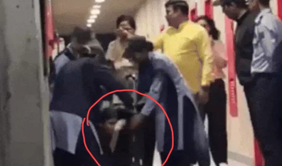 ਵੱਡੇ ਟਰਾਲੀ ਬੈਗ ਵਿੱਚ ਕੁੜੀ ਨੂੰ ਪੈਕ ਕਰਕੇ ਯੂਨੀਵਰਸਿਟੀ ਹੋਸਟਲ ਦੇ ਕਮਰੇ ‘ਚ ਲਿਜਾ ਰਿਹਾ ਸੀ ਵਿਦਿਆਰਥੀ…ਪੜ੍ਹੋ ਕੀ ਹੋਇਆ