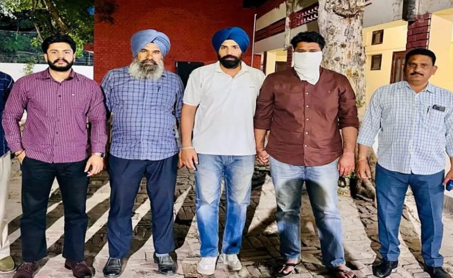 ਨਸ਼ਾ ਤਸਕਰੀ ਦੇ ਮਾਮਲੇ ‘ਚ FIR ਦਰਜ ਨਾ ਕਰਨ ਬਦਲੇ ਰਿਸ਼ਵਤ ਮੰਗਦਾ ‘ਪੁਲਸੀਆ” ਵਿਜੀਲੈਂਸ ਨੇ ਕੀਤਾ ਕਾਬੂ