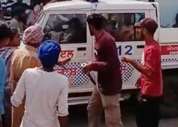 ਲੋਕਾਂ ਦੇ ਹਜ਼ੂਮ ਨੇ ਪੁਲਿਸ ਦੀ ਗੱਡੀ ‘ਚੋਂ ਬਾਹਰ ਧੂਹ ਕੇ ਕਿਰਪਾਨਾਂ ਨਾਲ ਵੱਢਤਾ ਬੰਦਾ…ਏਮਜ਼ ਬਠਿੰਡਾ ਵਿਖੇ ਦਾਖ਼ਲ…ਹਾਲਤ ਗੰਭੀਰ