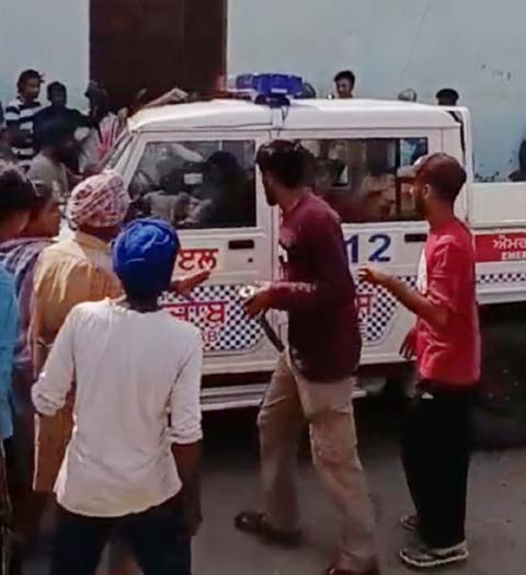 ਲੋਕਾਂ ਦੇ ਹਜ਼ੂਮ ਨੇ ਪੁਲਿਸ ਦੀ ਗੱਡੀ ‘ਚੋਂ ਬਾਹਰ ਧੂਹ ਕੇ ਕਿਰਪਾਨਾਂ ਨਾਲ ਵੱਢਤਾ ਬੰਦਾ…ਏਮਜ਼ ਬਠਿੰਡਾ ਵਿਖੇ ਦਾਖ਼ਲ…ਹਾਲਤ ਗੰਭੀਰ