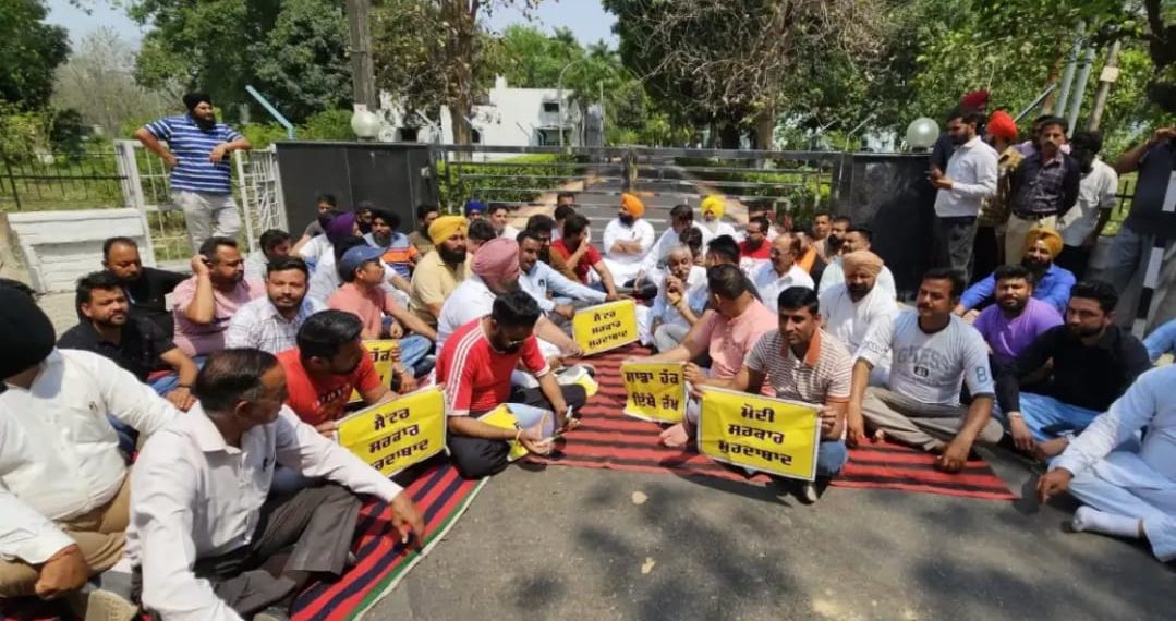 ਨੰਗਲ ਡੈਮ ‘ਤੇ ਆਪ ਵਰਕਰਾਂ ਵੱਲੋਂ ਭਾਖੜਾ ਬਿਆਸ ਮੈਨੇਜਮੈਂਟ ਬੋਰਡ ਦੇ ਚੇਅਰਮੈਨ ਨੂੰ ਬਣਾਇਆ ਬੰਧਕ