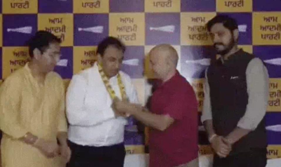 AAP ਨੇ ਜਲੰਧਰ ਸੈਂਟਰਲ ਹਲਕੇ ਦੇ ਵਿਧਾਇਕ ਰਮਨ ਅਰੋੜਾ ਦੇ ਸਿਆਸੀ ਖੰਭ ਪੂਰੀ ਤਰ੍ਹਾਂ ਕੁਤਰ ਦਿੱਤੇ…!